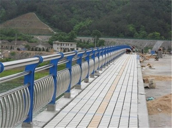 酉阳不锈钢桥梁护栏的特性及其在现代建筑中的应用